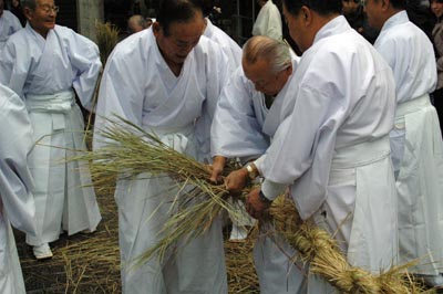 注連縄掛神事（お笑い神事）