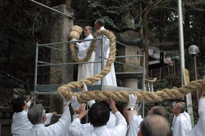 注連縄掛神事（お笑い神事）