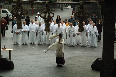 注連縄掛神事（お笑い神事）