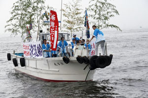 神輿洗神事。大阪湾沖合いにて海水くみ上げ前の祝詞奏上