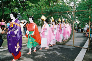 神輿洗神事。茅の輪くぐり