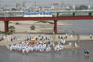 住吉祭　神輿渡御　大和川にて