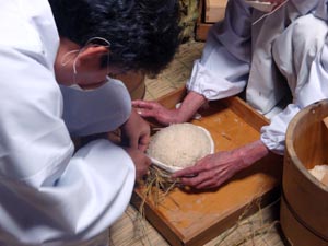 「白蒸し」御火焚の饗神事（宮座神事）